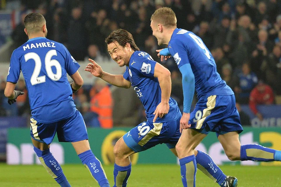 WIRA LEICESTER: Pemain Leicester City asal Jepun Shinji Okazaki (tengah) merai jaringan bagi pasukannya ke atas Newcastle United di Stadium King Power. - Foto AFP