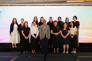 Menteri Pembangunan Sosial dan Keluarga, Encik Masagos Zulkifli (barisan hadapan, tiga dari kiri), bersama para pendidik awal kanak-kanak yang menerima pengiktirafan selepas menamatkan Program Pembangunan Profesional, semasa majlis Penyampaian Biasiswa dan Anugerah Latihan Agensi Pembangunan Awal Kanak-Kanak (ECDA) 2026 di Pusat Konvensyen Suntec City pada 13 Oktober. Dalam majlis itu, Encik Masagos mengumumkan bahawa para pendidik awal kanak-kanak akan diberikan sekurang-kurangnya dua jam seminggu untuk melaksanakan tugas di luar waktu mengajar mulai 1 November 2027.