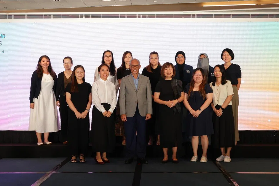 Menteri Pembangunan Sosial dan Keluarga, Encik Masagos Zulkifli (barisan hadapan, tiga dari kiri), bersama para pendidik awal kanak-kanak yang menerima pengiktirafan selepas menamatkan Program Pembangunan Profesional, semasa majlis Penyampaian Biasiswa dan Anugerah Latihan Agensi Pembangunan Awal Kanak-Kanak (ECDA) 2026 di Pusat Konvensyen Suntec City pada 13 Oktober. Dalam majlis itu, Encik Masagos mengumumkan bahawa para pendidik awal kanak-kanak akan diberikan sekurang-kurangnya dua jam seminggu untuk melaksanakan tugas di luar waktu mengajar mulai 1 November 2027.