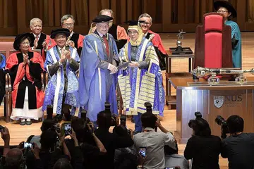 SUMBANGAN DIIKTIRAF: Tun Dr Mahathir Mohamad menerima Ijazah Kerhormat Doktor Undang-undang daripada Presiden Halimah Yacob. - Foto BH oleh ALPHONSUS CHERN