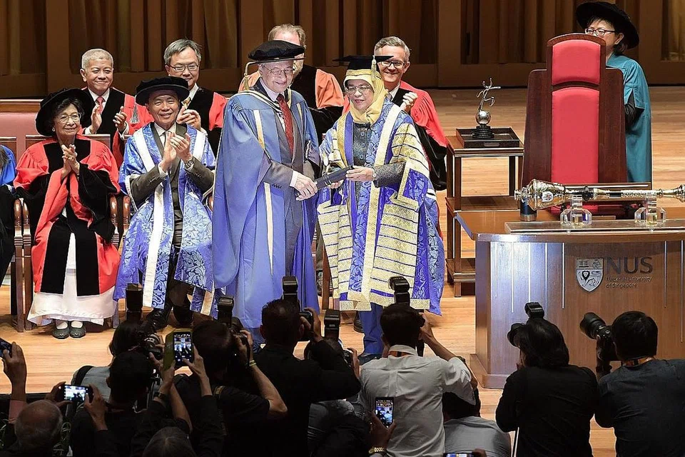 SUMBANGAN DIIKTIRAF: Tun Dr Mahathir Mohamad menerima Ijazah Kerhormat Doktor Undang-undang daripada Presiden Halimah Yacob. - Foto BH oleh ALPHONSUS CHERN