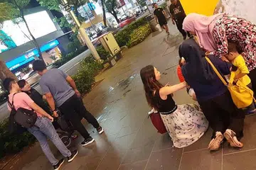 KANAK-KANAK DILANGGAR: Dikatakan penunggang tersebut telah melanggar seorang budak lelaki di depan pusat beli-belah Orchard dan terlibat dalam pertengkaran dengan bapa budak tersebut. - Foto FACEBOOK