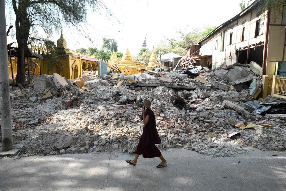 Satu gempa bumi dahsyat sekuat 7.7 mengikut skala Richter yang melanda Myanmar pada 28 Mac 2025 telah meranapkan banyak bangunan di seluruh negara itu termasuk di wilayah Mandalay (gambar), mengorbankan lebih 3,700 nyawa dan menyebabkan ribuan lagi kehilangan tempat tinggal.