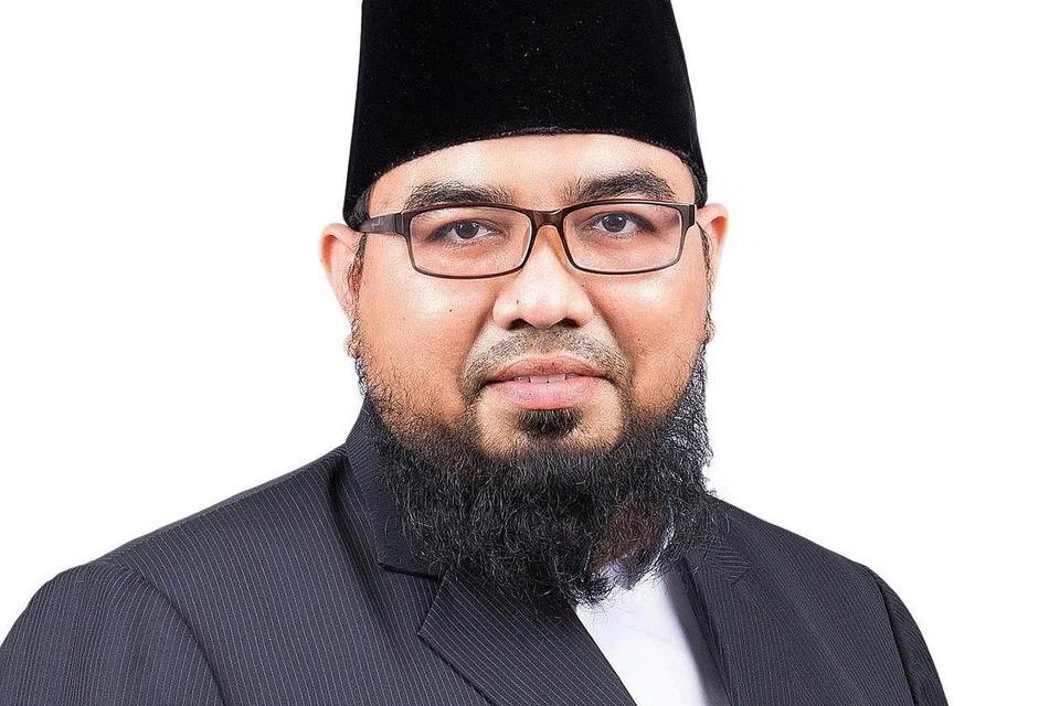 USTAZ MOHAMED HANAFIE MOHAMED YUSOFF AL HAFIZ: Pegawai Agama Kanan Masjid Darul Makmur.