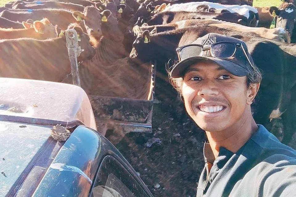 KERJAYA BUKAN KONVENSIONAL: Pekerja pembersihan tapak trauma, Cik Qasrina Rahman dan Encik Mohamad Ridwan Mohamad Yusoff (atas), yang menjelajah dunia sambil bekerja rencam, termasuk memerah susu lembu di New Zealand, merupakan antara belia yang memilih laluan bukan konvensional. - Foto BH oleh MOHD KHALID BABA, ihsan MOHAMAD RIDWAN MOHAMAD YUSOFF
