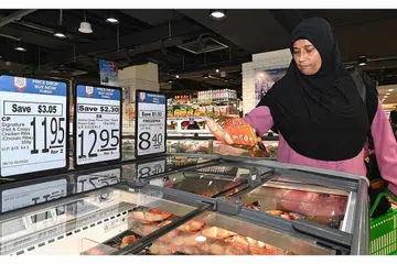 DAPAT NILAI LEBIH TINGGI: Cik Haslinah menggunakan kad biru Chas, mencari barangan yang berharga rendah setiap hari atau promosi mingguan serta mengumpul mata Linkpoints. Beliau adalah antara pelanggan yang berupaya mendapat nilai lebih tinggi apabila berbelanja di FairPrice. - Foto BH oleh KHALID BABA