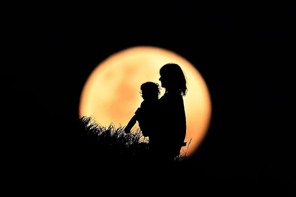 PELBAGAI MAKNA: Kepelbagaian makna pada perkataan 'gelap' menggambarkan juga kekayaan khazanah bahasa. Contohnya, malam menggambarkan keadaan gelap, tetapi boleh diterangi cahaya lampu atau cahaya bulan, seperti keadaan menjelang gerhana bulan di Australia pada Selasa lalu (gambar). - Foto EPA-EFE