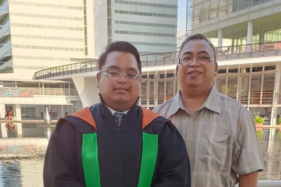 Encik Muhammad Huzaifah (kiri) bersama bapanya, Encik Hashim Mohamed.