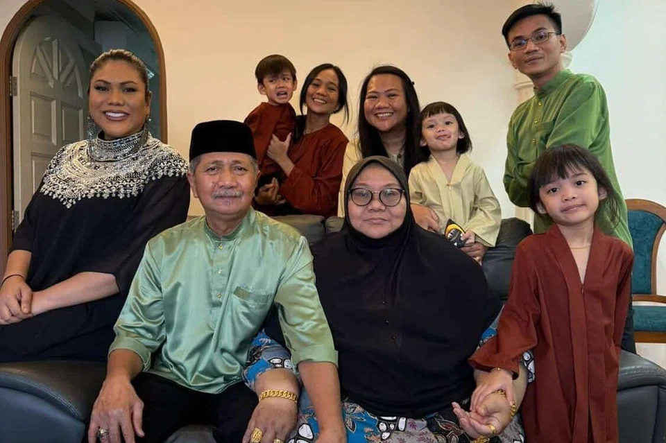 Gambar keluarga Cik Fidyana Ain Hasan (kiri) sekeluarga. 
