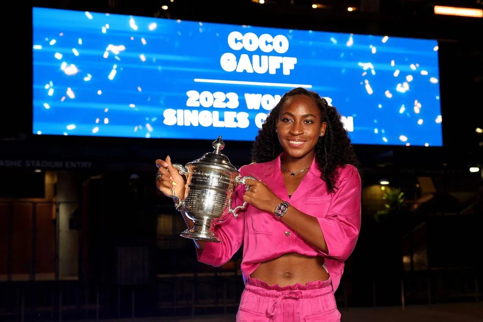 PERMULAAN KE PUNCAK JAYA: Piala ‘Grand Slam’ pertama di tangan. Pada usia yang masih muda, Coco Gauff mahu menjadi inspirasi kepada wanita dalam sukan, seperti pemain terdahulu seperti Serena dan Venus Williams yang menjadi inspirasinya.