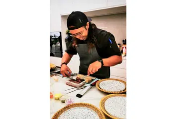 PERJUANGKAN MASAKAN MELAYU SECARA GLOBAL: Encik Ilya Nur Fadhly menghias hidangan 'The Roti John' - Roti Kulin Crystal dan Curry Daging Angus Tartare bagi makan secara persendirian di rumah KEMBARA. - Foto ihsan ILYA NUR FADHLY