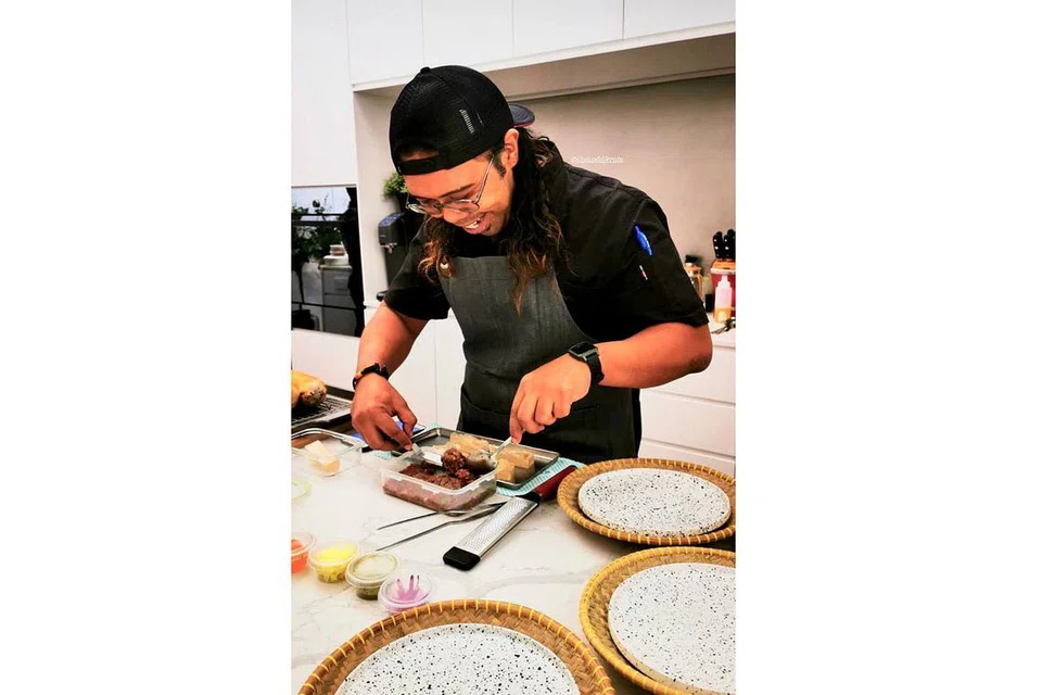 PERJUANGKAN MASAKAN MELAYU SECARA GLOBAL: Encik Ilya Nur Fadhly menghias hidangan 'The Roti John' - Roti Kulin Crystal dan Curry Daging Angus Tartare bagi makan secara persendirian di rumah KEMBARA. - Foto ihsan ILYA NUR FADHLY