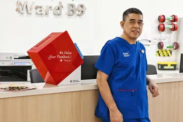Encik Khaider Khalid, 60 tahun, yang telah bekerja sebagai eksekutif sektor kewangan, kini terikat dengan bon tiga tahun di Hospital Besar Ng Teng Fong (NTFGH) sebagai jururawat yang berdaftar. 