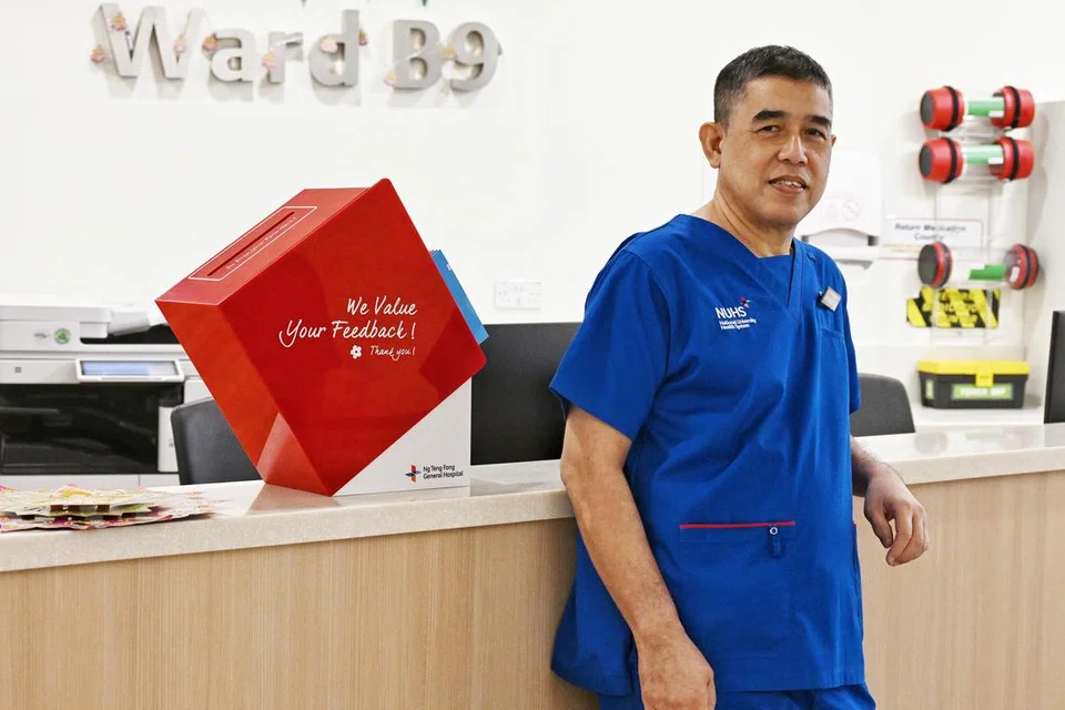 Encik Khaider Khalid, 60 tahun, yang telah bekerja sebagai eksekutif sektor kewangan, kini terikat dengan bon tiga tahun di Hospital Besar Ng Teng Fong (NTFGH) sebagai jururawat yang berdaftar. 