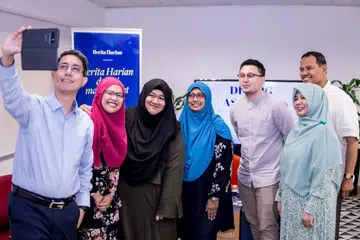SWAFOTO BERSAMA: Dr Faishal (paling kiri) merakam gambar di akhir sesi perbincangan bersama kumpulan asatizah kelmarin. - Foto BH oleh NUR DIYANA TAHA