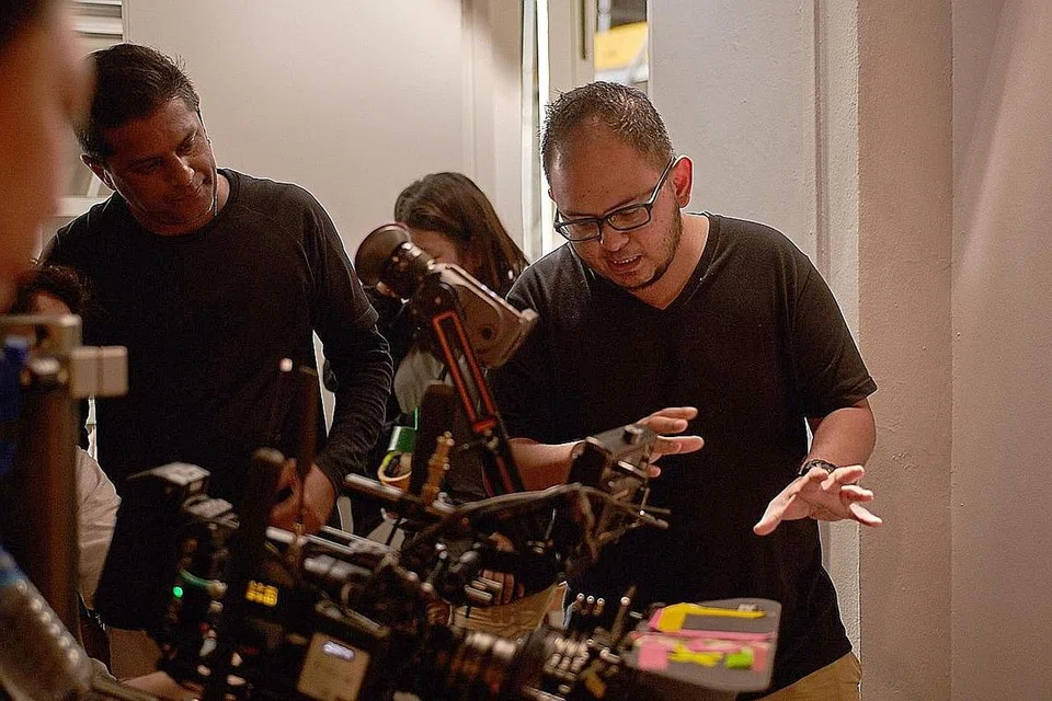 KERJA KERAS: Raihan berkata berkata beliau menggunakan masa yang dijimatkan semasa Covid-19 untuk memperhalusi karyanya, dengan meluangkan lebih banyak masa kepada mutu penghasilan. - Foto M. RAIHAN HALIM