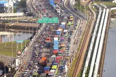 Kumpulan peniaga India dan Cina di Johor berkata Koswe (atas) dan Link Kedua tidak lagi dapat menampung trafik yang telah bertambah dan para peniaga mengadu mengenai masa yang terbazir disebabkan kesesakan. . 