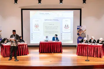 Acara peringkat akhir bagi Kejohanan Debat Bahasa Arab Antara Sekolah Singapura 2025 (SIADC25) diadakan di Auditorium SingPost Centre di Eunos Road pada 24 Februari, dengan dihadiri 20 pasukan terbaik yang awalnya berdebat dalam talian.