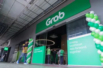 Platform khidmat tempahan pengangkutan seperti Grab berbeza secara asasnya daripada syarikat teksi tradisional. 