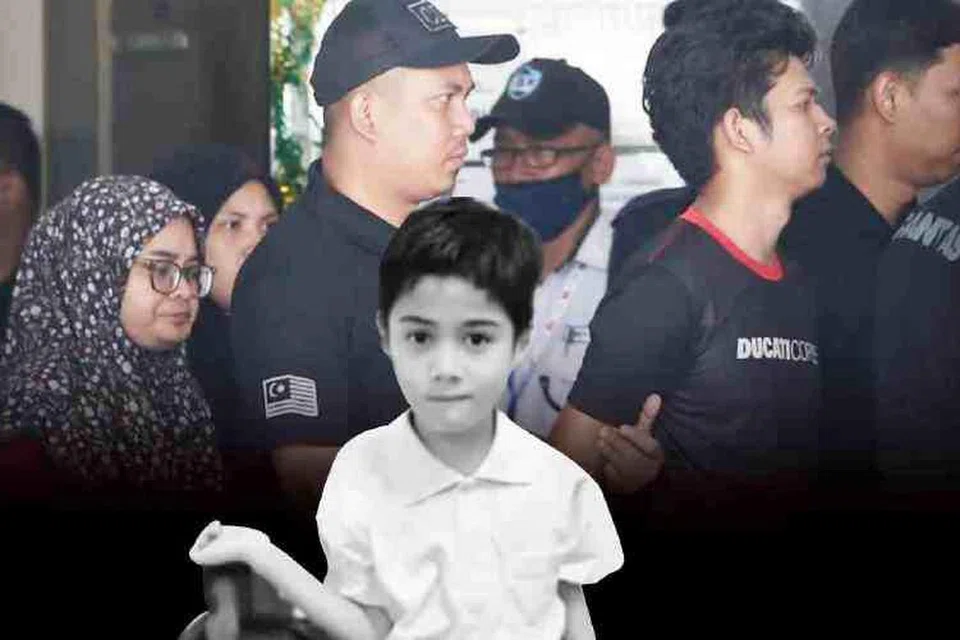 Zaim Ikhwan Zahari (dua dari depan) dan Ismanira Abdul Manaf (kiri), iaitu ibu bapa Allahyarham Zayn Rayyan Abdul Matiin (gambar sisipan, depan), kanak-kanak autistik enam tahun yang ditemui maut akibat dibunuh, didakwa di Mahkamah Sesyen Petaling Jaya, Selangor, pada 13 Jun, atas tuduhan pengabaian anak.