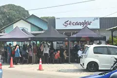 kafe Secangkir, pelanggan