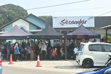 kafe Secangkir, pelanggan