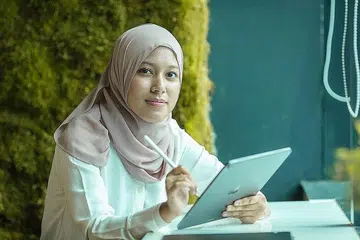 JAGA MASA MEMBURU KEJAYAAN: Cik Nursyafiqah Mohamaed Raihan kini bekerja di Grab sebagai Jurutera Pangkalan Data - Pembangunan Perisian, setelah meraih kelulusan tertinggi Summa Cum Laude dalam Ijazah Sarjana Muda Sains Sistem Maklumat di Universiti Pengurusan Singapura (SMU). - Foto ihsan HUAZHENG PORTRAITURE