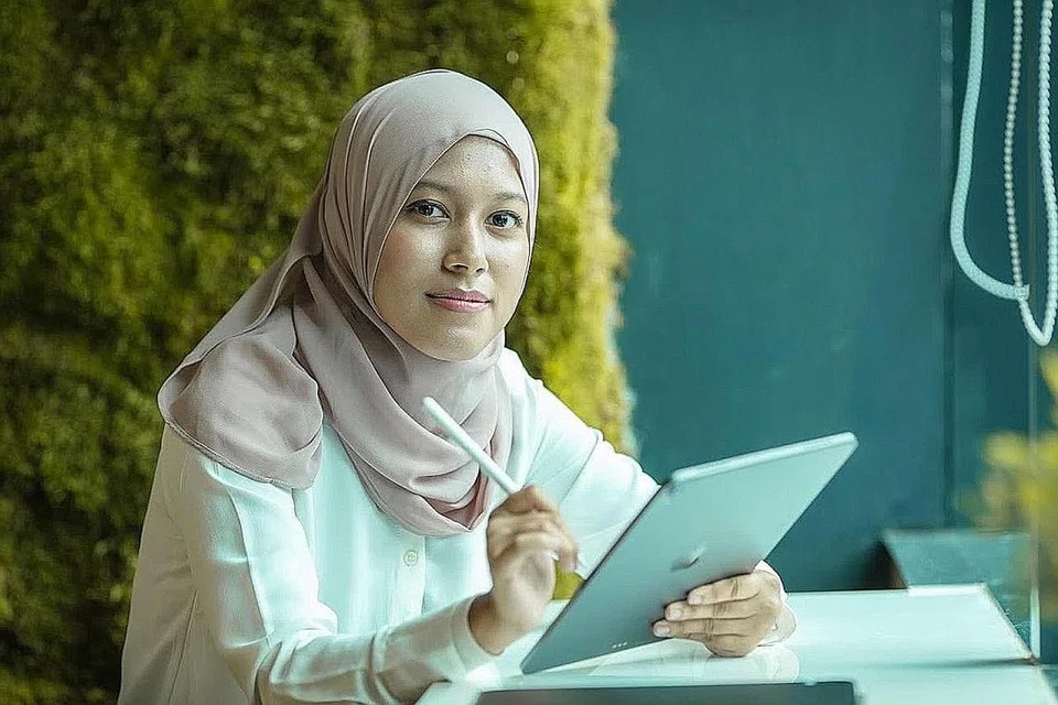 JAGA MASA MEMBURU KEJAYAAN: Cik Nursyafiqah Mohamaed Raihan kini bekerja di Grab sebagai Jurutera Pangkalan Data - Pembangunan Perisian, setelah meraih kelulusan tertinggi Summa Cum Laude dalam Ijazah Sarjana Muda Sains Sistem Maklumat di Universiti Pengurusan Singapura (SMU). - Foto ihsan HUAZHENG PORTRAITURE