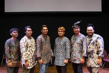 SUARA BERTENAGA: Juara yang dianggotai (dari kiri) Rico Setiabudi Skandar, Rifaah Ridzuwanulhakim, Elfee Ismail, Rajis Sharif, Muhammad Hakim Rohimin dan Aqmal N. - Foto JUARA