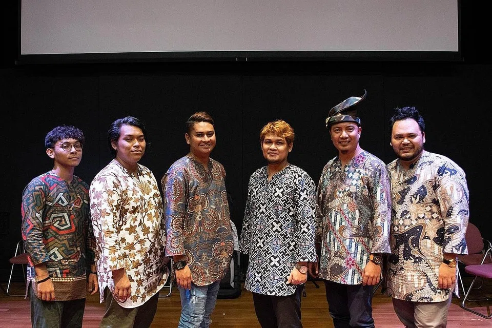 SUARA BERTENAGA: Juara yang dianggotai (dari kiri) Rico Setiabudi Skandar, Rifaah Ridzuwanulhakim, Elfee Ismail, Rajis Sharif, Muhammad Hakim Rohimin dan Aqmal N. - Foto JUARA