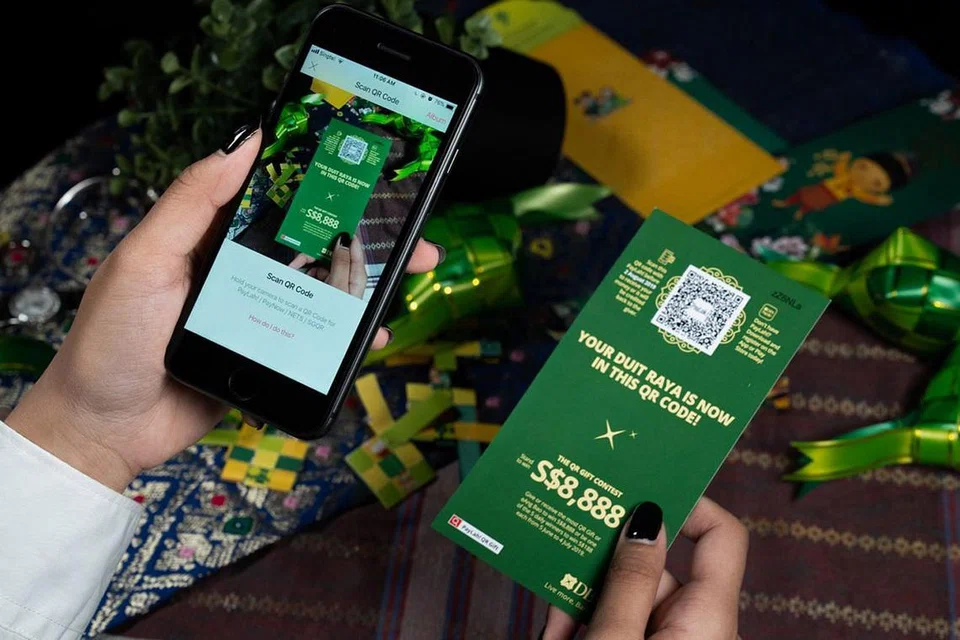 DUIT RAYA ELEKTRONIK: Orang ramai kini boleh memberikan duit raya elektronik dengan mengimbas QR kod. - Foto DBS