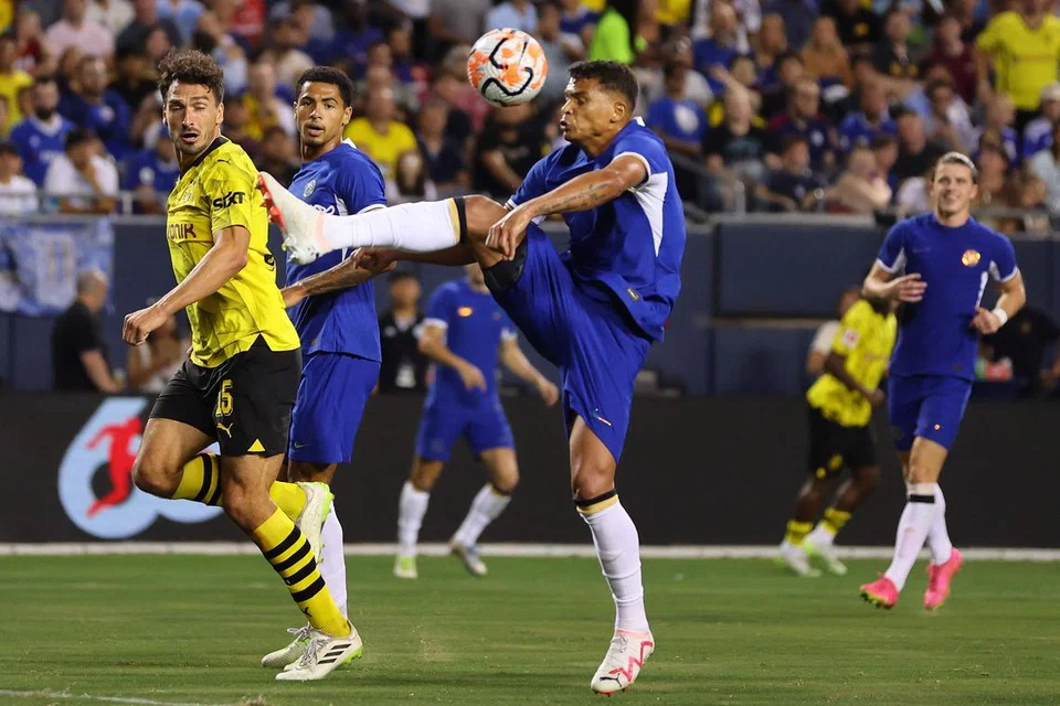 BERMAIN DENGAN SEMANGAT: Meskipun ia hanya perlawanan persahabatan semasa menentang Borussia Dortmund, namun para pemain Chelsea seperti Thaigo Silva (jersi biru) memberikan persembahan menarik.