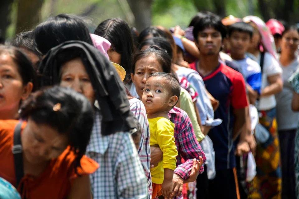 Penduduk Myanmar yang terselamat daripada gempa bumi, beratur panjang bagi mendapatkan bantuan kemanusiaan di Mandalay, pada 3 April.
