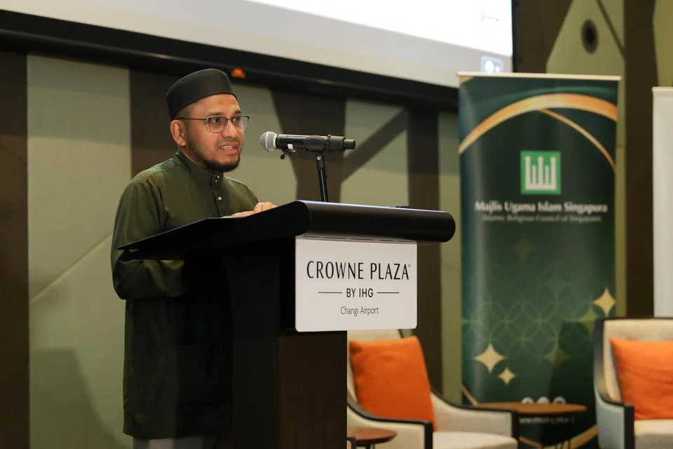 Berucap semasa Seminar Wanita dan Keluarga dalam Islam yang diadakan di Crowne Plaza Changi Airport, yang terletak di Lapangan Terbang Changi, pada 15 Oktober, Mufti Singapura, Dr Nazirudin Mohd Nasir, berkata usaha memperkukuh institusi keluarga perlu turut mengambil kira peranan wanita serta pengalaman dan realiti kehidupan mereka.