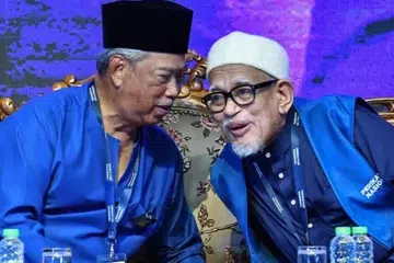 Presiden Parti Pribumi Bersatu Malaysia, Tan Sri Muhyiddin Yassin (kiri) telah mengumumkan peletakan jawatannya sebagai Pengerusi gabungan pembangkang, Perikatan Nasional (PN). Walaupun Parti Islam SeMalaysia (PAS) mengesahkan Presidennya, Tan Sri Abdul Hadi Awang, tidak akan mengemudi PN, parti itu sudah memuktamadkan pemimpin kanannya yang dirasakan layak untuk mengetuai gabungan itu.