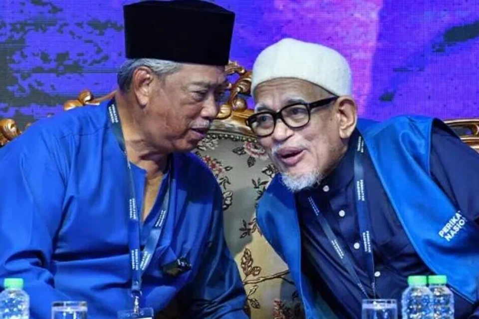 Presiden Parti Pribumi Bersatu Malaysia, Tan Sri Muhyiddin Yassin (kiri) telah mengumumkan peletakan jawatannya sebagai Pengerusi gabungan pembangkang, Perikatan Nasional (PN). Walaupun Parti Islam SeMalaysia (PAS) mengesahkan Presidennya, Tan Sri Abdul Hadi Awang, tidak akan mengemudi PN, parti itu sudah memuktamadkan pemimpin kanannya yang dirasakan layak untuk mengetuai gabungan itu.