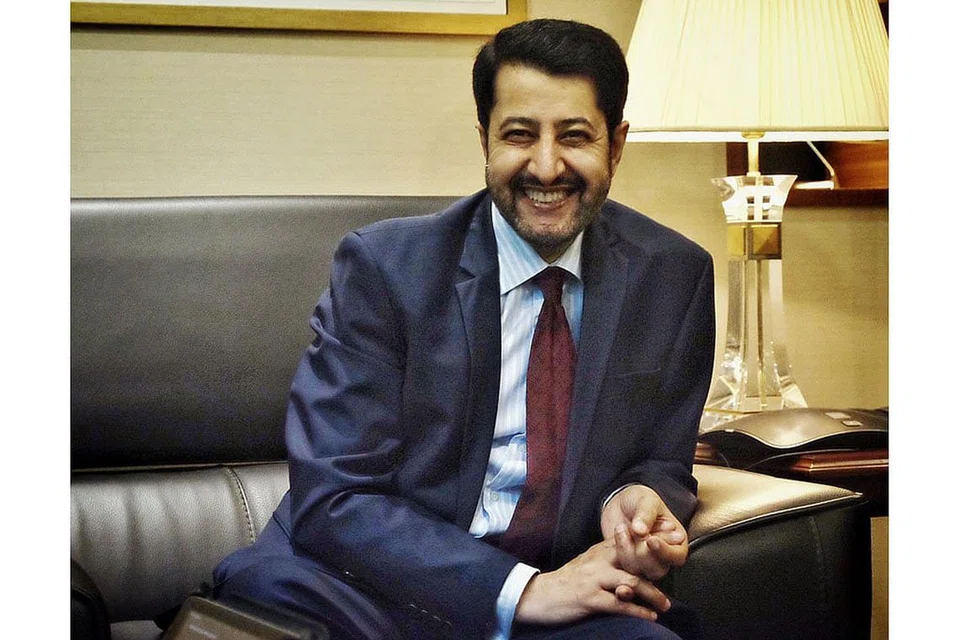DIPLOMAT BERPENGALAMAN: Duta Besar Arab Saudi ke Singapura, Encik Abdullah Mohammed AlMadhi, (atas) menceburi kerjaya sebagai diplomat sejak 35 tahun lalu, dan sebelum ini dikerah ke Manila, Prague, Damsyik, dan Pretoria. - Foto BM oleh KHALID BABA, MCI
