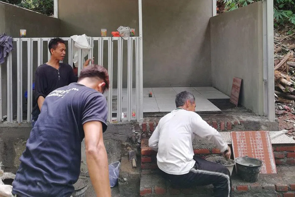 MENYANTUNI PENDUDUK DESA: Kumpulan Pengembara Emas menyediakan dana bagi pembinaan surau dan derma beras dan mi segera.