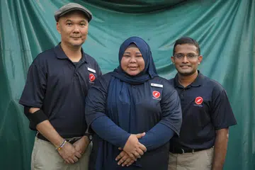 Parti Titik Merah Bersatu (RDU) memperkenalkan (dari kiri) artis kontemporari, Encik Ben Puah; usahawan dan pengarang, Cik Liyana Dhamirah; dan jurutera perisian utama, Encik Harish Mohanadas, sebagai tiga individu yang mungkin akan bertanding bagi GRC Jurong East-Bukit Batok dalam satu sidang media pada 5 April.