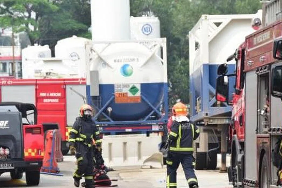 USAHA PADAM KEBAKARAN: Pihak SCDF mengerah empat kereta bomba, dua Red Rhino, dua motosikal pemadam api, lapan kenderaan sokongan dan empat ambulans ke tempat kejadian kebakaran di 21, Tanjong Kling Road. - Foto WANBAO
