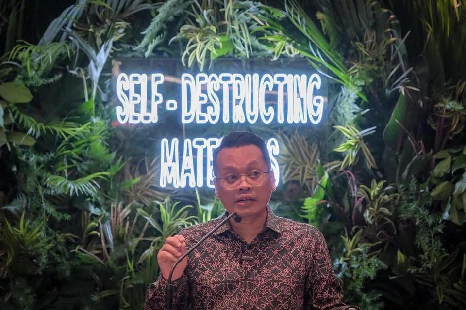 TUKAR PLASTIK: Menteri Sumberi Asli, Alam Sekitar dan Perubahan Iklim Malaysia, Encik Nik Nazmi Nik Ahmad, berkata usaha sedang dijalankan bagi promosi bahan mampan dalam pengeluaran plastik.