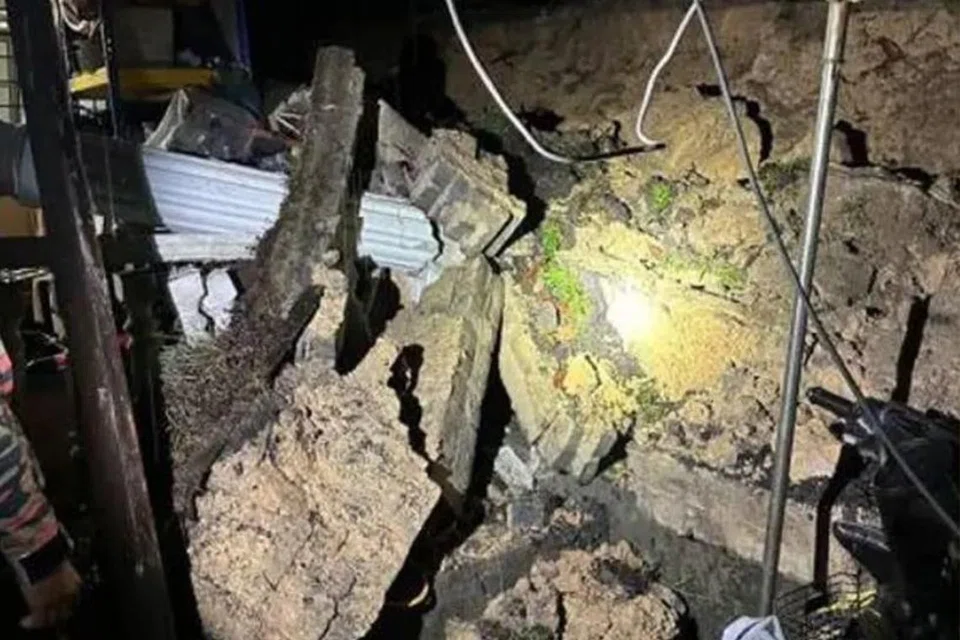 Sebuah rumah rosak akibat dihempap tanah runtuh dalam kejadian di Kampung Orang Asli, Batu 12 Gombak, Selangor, pada awal pagi 11April.