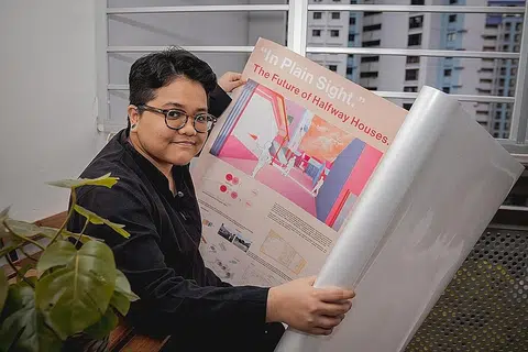 TEROKA FUNGSI MASYARAKAT REKAAN DALAMAN: Setelah menyaksikan sendiri kesulitan keluarga bekas banduan mengembalikan mereka ke pangkuan masyarakat, Cik Nur Amyra Mawan mengendalikan projek tahun kepujian 'In Plain Sight' untuk melihat fungsi ruang dalam menyepadukan kembali pesalah ke pangkuan masyarakat. - Foto BH oleh NUR DIYANA TAHA