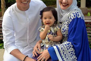 JALAN RAYA: Pelakon dan pengacara Ainon Talib bersama suaminya, Erwan Gunawan, dan anak mereka, Amaya Erwan Gunawan. Amaya yang kini mencecah usia setahun sudah pandai berjalan. - Foto M.O. SALLEH