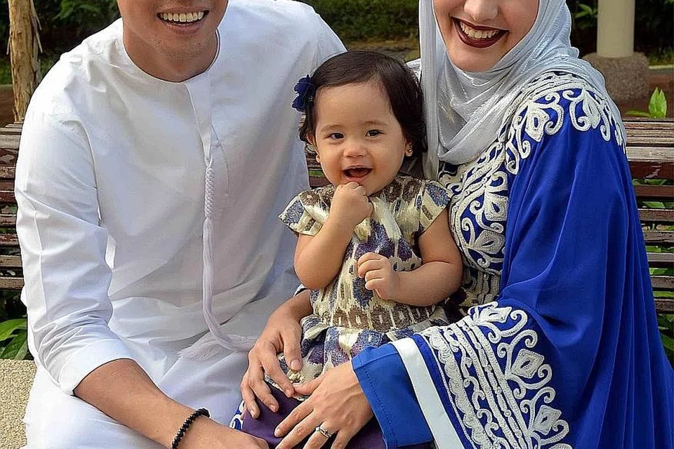 JALAN RAYA: Pelakon dan pengacara Ainon Talib bersama suaminya, Erwan Gunawan, dan anak mereka, Amaya Erwan Gunawan. Amaya yang kini mencecah usia setahun sudah pandai berjalan. - Foto M.O. SALLEH