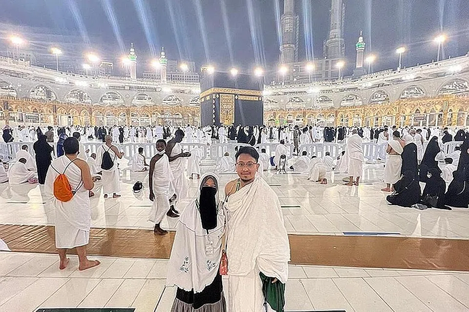 TERJEJAS TETAPI BERSYUKUR: Ustazah Su'aidah Salim dan suami, Encik Nur Abd Karim, antara jemaah Singapura yang terjejas dengan pengumuman penangguhan VTL bersama Arab Saudi, namun beliau berkata pihak agensi telah memberitahu jemaah tentang apa yang perlu dilakukan apabila pulang ke Singapura kelak dan menasihatkan mereka agar jangan bimbang dan kekal tenang. - Foto ihsan SU'AIDAH SALIM