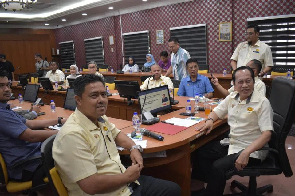 Timbalan Menteri Kerja Raya, Datuk Seri Ahmad Maslan (kanan), ketika mempengerusikan Taklimat Bencana Gempa Bumi dan Lawatan Kesan Gegaran di Pejabat JKR Segamat.