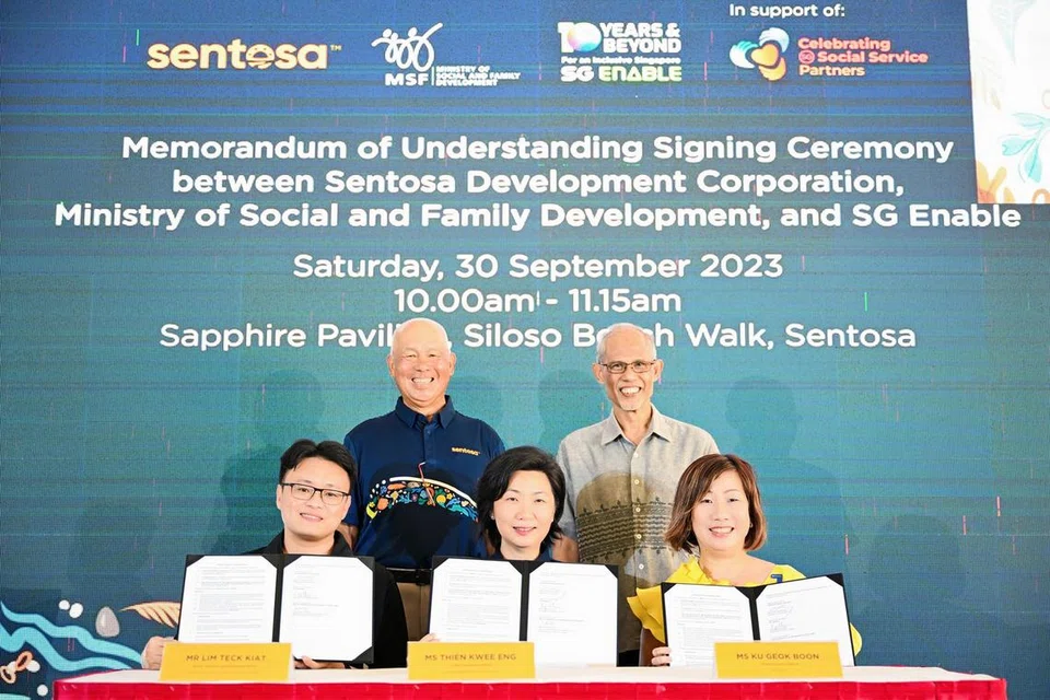 TEMPAT KERJA INKLUSIF: Menteri Pembangunan Sosial dan Keluarga, Encik Masagos Zulkifli Masagos Mohamad (di belakang, kanan), bersama Pengerusi Sentosa Development Corporation (SDC), Encik Bob Tan (di belakang, kiri), menyaksikan acara tandatangan memorandum persefahaman (MOU) antara Kementerian Pembangunan Sosial dan Keluarga, SDC dan SG Enable. MOU tersebut ditandatangani oleh (depan dari kiri) pengarah kanan kumpulan sokongan sosial MSF, Encik Lim Teck Kiat; ketua pegawai eksekutif SDC, Cik Thien Kwee Eng; dan ketua pegawai eksekutif SG Enable, Cik Ku Geok Boon.