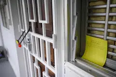 Nota yang diletakkan oleh polis untuk memberitahu orang ramai supaya tidak menanggalkan mangga di luar unit di Blok 125 Ang Mo Kio Avenue 6, tempat seorang lelaki berusia 66 tahun ditahan kerana disyaki membunuh, pada 29 November.