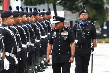 Ketua Polis Kelantan, Datuk Mohd Yusoff Mamat (depan) memeriksa perbarisan pada Majlis Perhimpunan Bulanan di Perkarangan Ibu Pejabat Polis Kontinjen Kelantan, pada 17 Julai.